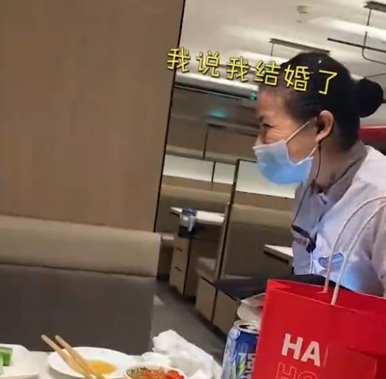 上海一男子結(jié)賬時,稱自己 已結(jié)婚 ,服務員機智反應亮了