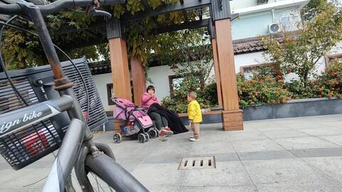 上海殘疾人爺叔創(chuàng)業(yè)開婚介所20年,養(yǎng)育兩個(gè)小孩大學(xué)畢業(yè),還開網(wǎng)絡(luò)直播宣傳兩性情感。