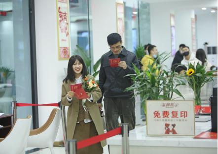 新晉 網(wǎng)紅日 迎來結婚潮 廣元利州區(qū)161對情侶領證
